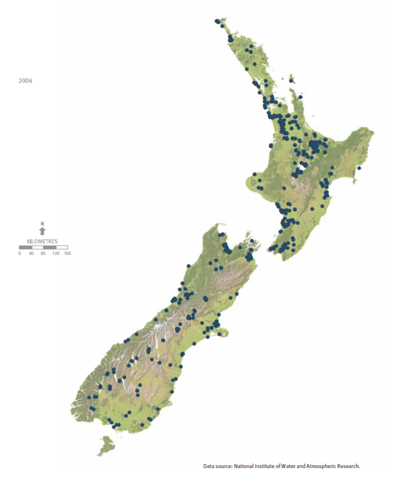 A map of New Zealand showing the recorded distribution of major invasive submerged weeds in freshwater systems in 2004.