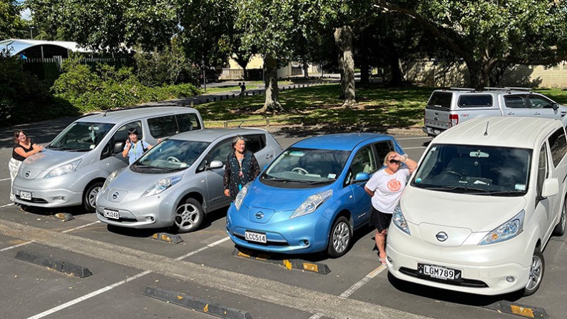 Ohomairangi Trust whānau with their fleet of electric cars